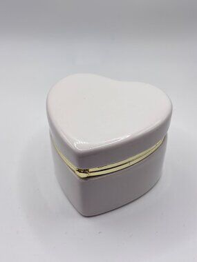 Trinket Box - Heart Shaped Hinged Kiss Clasp Ceramic Box 3” White Gold Trimmed